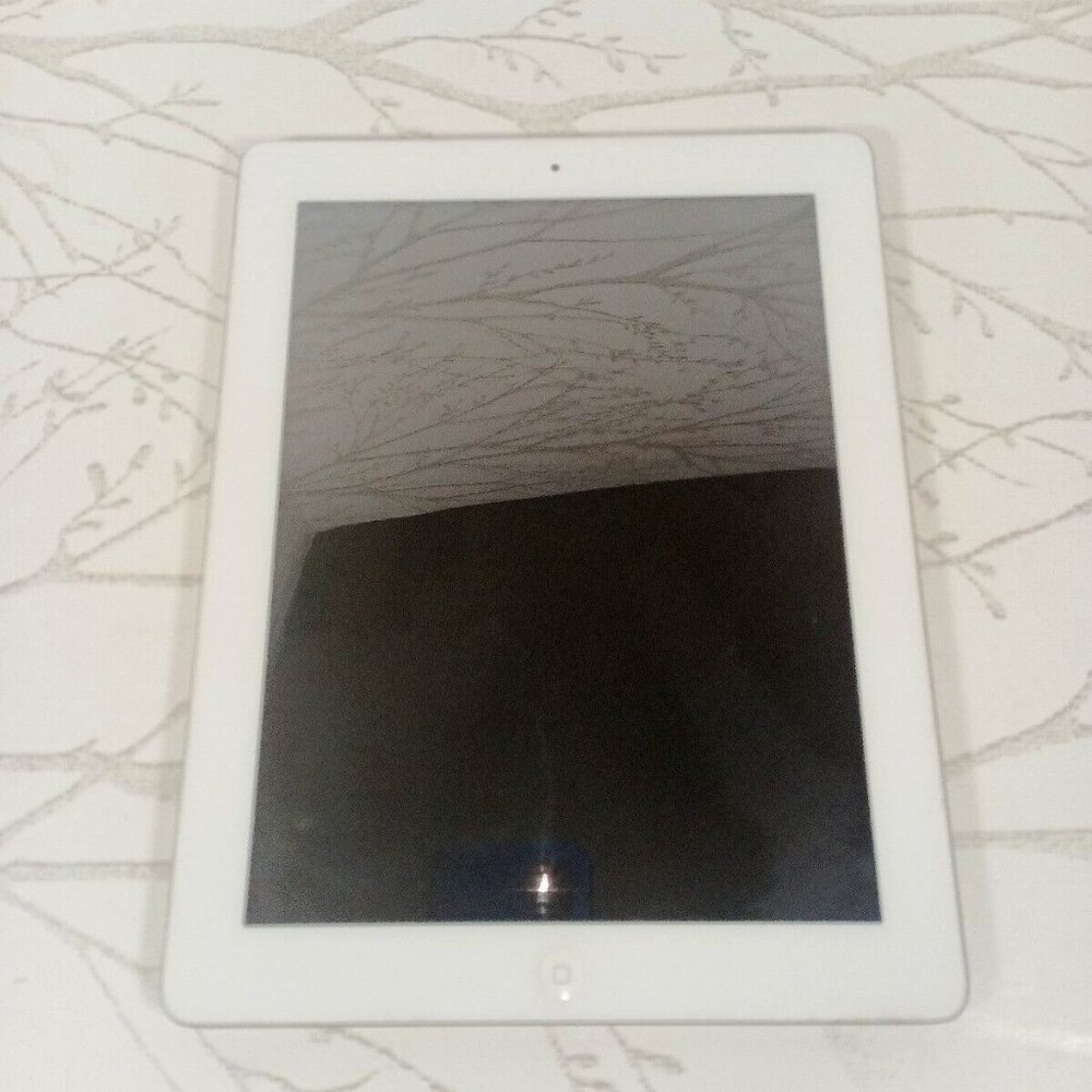 Apple iPad 4th Gen. 16GB, Wi-Fi, 9.7in - White (Factory Reset) NO POWER SUPPLY